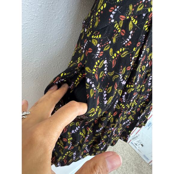 Free People Boho Floral V-Neck Romper with Pockets Size 2 - Picture 7 of 8